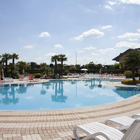 Aparthotel Lauri & Faggi Desenzano del Garda Exterior foto