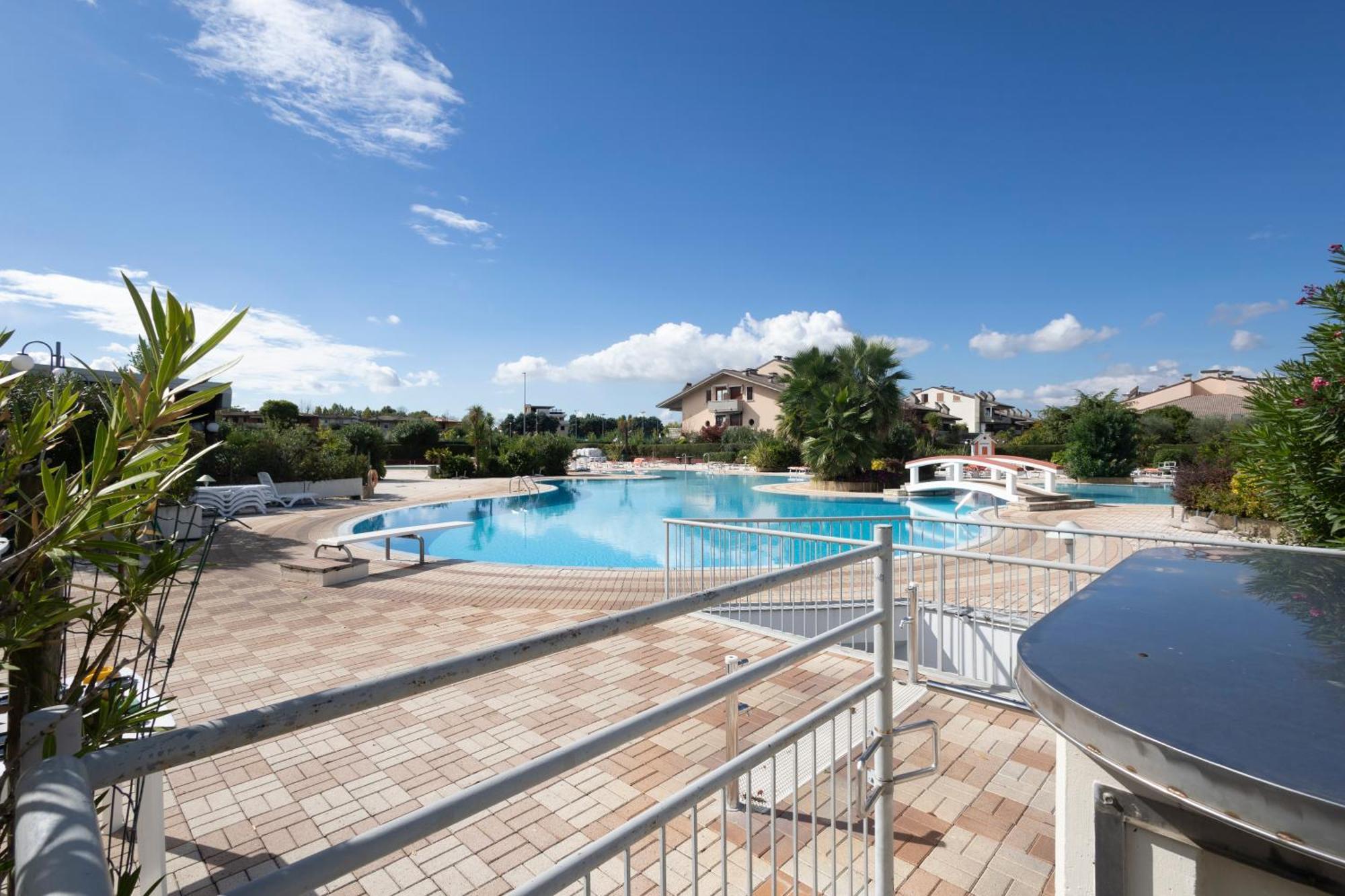 Aparthotel Lauri & Faggi Desenzano del Garda Exterior foto